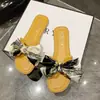 2026 Verano Nuevo Estilo Coreano Talla Grande Chanclas Planas Talla 42 de Moda Sandalias de Playa Dulces con Suela Suave y Lazo