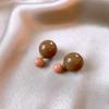 Brincos de tarracha de bola em cores doces de bala nicho simples um dois-peças brincos moda para o dia a dia brincos brancos atacado feminino