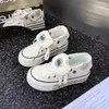 Tênis de Lona de Cano Alto Versátil com Solado Grosso para Mulheres 2026 Primavera e Outono Novo Estilo Japonês Aumenta Altura Estudante Sapatos Brancos Venda por Atacado