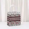 Bolsa de Presente Pequena Floral Transfronteiriça Bolsa à Prova d'Água Bolsa Não Tecida Fashion Exquisita Luxo Leve Bolsa de Mão Inferior Direita