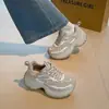Zapatos de plataforma de alta gama 2026 para aumentar la altura, zapatillas nuevas para mujer, zapatillas tipo dad de caña baja con suela gruesa, zapatillas deportivas casuales elegantes para mujer