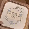 Nuevo Pulsera Versátil Estilo Chino para Mujer Sensación de Alta Gama Diseño de Cuerda Tejida a Mano de Zorro Circonita Cúbica Rosa Trébol de Cuatro Hojas Pulsera de Lujo Ligero