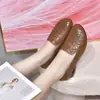 Zapatos casuales para mujer 2026 otoño nuevo estilo, zapatos de cuero bordados con punta redonda, cuero suave, suela blanda, cómodos zapatos retro para mujeres de mediana edad y mayores