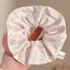 Goma para el pelo de encaje francés, un accesorio para el cabello de alta gama para mujer, perfecto para crear un moño o una cola de caballo elegante. Es un coletero delicado y elegante, disponible en tamaño grande