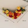 Nuevas decoraciones de techo para interiores para habitaciones de bodas, con flores simuladas dispuestas en un diseño de cuatro esquinas, creando una escena floral festiva y hermosa para la sala de estar