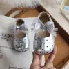 Sapatos infantis femininos estilo coreano com laço de renda e bolinhas, novos Mary Jane para primavera e outono de 2026, sapatos de couro com sola macia