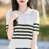 Camiseta feminina listrada, manga curta, gola POLO 100% algodão, elegante, redutora de idade, com ombros retos e ombros largos