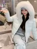 Jaqueta Curta de Algodão com Capuz e Gola Grande de Pelo Removível Estilo Americano Casaco de Algodão Jaqueta Acolchoada de Algodão Feminina Novo Estilo 2026 Outerwear Grosso de Inverno com Acolchoamento de Veludo
