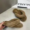Sandalias de dedo estilo coreano con ribete mullido, nueva colección otoño/invierno 2026, sandalias de exterior de suela plana, casuales y versátiles