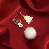 Brincos de óleo de alce incrustados de diamantes com desenho de Natal divertidos com agulha de prata, brincos com pingente de bola de cabelo assimétricos de boneco de neve fofos