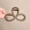 Pinza para el cabello de tamaño mediano de lunares blancos y negros estilo francés, diseñada para la parte trasera de la cabeza, un accesorio para el cabello nuevo y elegante con un aspecto sofisticado y con estilo