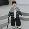 2320 Conjunto de Ropa de Otoño para Niños 2026 Nuevo Estilo Coreano Chaqueta de Béisbol Conjunto de Tres Piezas para Bebés, Moderno para Primavera y Otoño