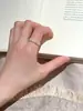 Anillo de Lujo Ligero de Alta Gama con Circonita Incrustada y Acabado Cepillado Fino, Nuevo Anillo Versátil para Mujer, Diseño de Nicho Abierto, Simple y Artístico