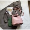 Bolso de Cubo de Mano de Gama Alta 2026 Nuevo Estilo Primavera para Mujer Estilo Coreano Piel Suave Patrón Granulado Gran Capacidad Bolso de Hombro Cruzado
