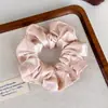 Goma para el pelo satinada de color liso para mujer, scrunchie suave de seda plisada, gentil y versátil para el uso diario, adecuado para coletas bajas