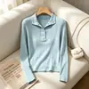 Camiseta Base Versátil de Punto con Rayas Verticales de Manga Larga 2026 Verano Cuello Polo Dopamina Azul Claro Corte Delgado para Figuras Petite