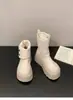 Botas Brancas Retrô de Salto Grosso da Moda para Mulheres, Novas Botas de Meia-Canela Versáteis que Aumentam a Altura para Pessoas Baixas, Coleção Outono 2026