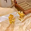 Brincos de Argola Flor de Metal Pétala Retro Francês Elegante Luxo Leve Nicho Moda Europeia e Americana Versátil Brincos de Toque de Luxo para Mulheres