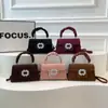 Bolsa Quadrada Pequena Elegante com Pedrarias 2026 Inverno Nova Versátil Estilosa Simples Casual Texturizada de Ombro Transversal Bolsa de Mão