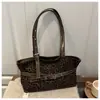 Bolso Tote Popular Transfronterizo de Gamuza Retro de Mano para Mujer, Bolso de Hombro/Axila de Gran Capacidad con Estampado de Leopardo de Gama Alta para Otoño e Invierno