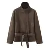 Coleção de outono nova da MYST&ZA: peça de outer wear versátil de manga longa, gola alta, com cinto, efeito camurça sintética em marrom