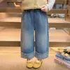 Calça jeans infantil 2026 primavera e outono novo estilo, calça longa casual com punho e bordado para bebês meninas, calça de perna reta para uso ao ar livre