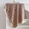 Chal y bufanda de moda europea y americana con estampado de lunares y cachemir jacquard, bufanda cálida elegante para mujer de cachemir sintético, chal de otoño e invierno al por mayor