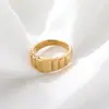 Versão coreana anel liso de listras verticais douradas largo anel de aço titânio banhado a ouro moda Joker vendas diretas da fábrica
