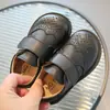 Sapatos de couro infantis, novo estilo vintage britânico de primavera e verão, sapatos de couro vazados de sola macia para meninos e meninas, sapatos de uso diário