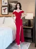 Vestido de verano rojo sexy de malla hueca con escote pronunciado y hombros descubiertos para técnica de masaje de pies femenina, vestido largo