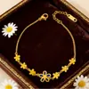 Lele Jewelry Pulsera de Acero de Titanio Moderna y Versátil para Mujer Nuevo Diseño de Flor Margarita Oro de 18K Joyería de Mano Europea y Americana