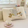Almohada de espuma viscoelástica pequeña y linda con forma de caricatura para niños, diseñada para aliviar la presión y dar soporte al cuello, adecuada para jardines de infancia; insertos de almohada de espuma viscoelástica al por mayor