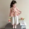 Conjunto de Verano para Niñas 2026 Nuevo Estilo Camisa de Muñeca Infantil Ropa de Verano para Bebés Pantalones Anchos Elegantes Conjunto de Dos Piezas