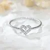 Celebridad de Internet Anillo Retorcido Hueco Exquisito con Borde de Diamante Blanco Redondo Anillo Simple de Micro Diamante Joyería de Mano de Ins