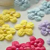 Venta al por mayor de fábrica piezas de flores de tela forjada, cuentas de doble clavo, accesorios decorativos para el cabello de muñeca Barbie y otros materiales para bricolaje