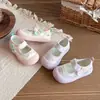 Sapatos de Couro Respiráveis para Crianças, Sapatos Macios com Solado para Bebês do Jardim de Infância, Sapatos Brancos Versáteis, Novo Estilo Primavera e Verão, Sapatos Individuais Rasos para Meninas