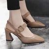 Verano nuevo estilo espalda vacía sandalias mujer casual punta cuadrada tacón herradura tacón grueso tacón alto moda casual cuero zapatos de mujer al por mayor