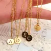 Collar con Colgante de Alfabeto de Acero Inoxidable 26 Letras, Cadena para Clavícula, Pieza Redonda Chapada al Vacío en Oro de 18 Quilates, Colgante de Acero de Titanio de Moda, Superventas Transfronterizo
