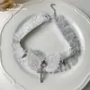 Collar de encaje de cuero blanco para mujer, diseño de alta gama, sentido de la moda, cadena de clavícula nicho, gargantilla, accesorios de collar de temperamento de moda