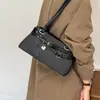 Otoño Hombro Único Viaje Gran Capacidad Nueva Moda Bolso para Axila de Mujer Bolso de Mano Simple Versátil Nicho 2026