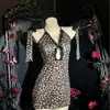 Lencería Medusa Chica Picante Estampado de Leopardo Body Ajustado Camisón Encaje Hueco Sexy Correas Cruzadas Espalda Descubierta con Lazo