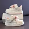 Tênis Esportivos Casuais para Meninas Outono Novo Estilo Superfície de Couro Solado Macio Sapatos de Princesa Velcro Infantil Cano Baixo Tênis de Board Antiderrapante