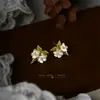 Aretes Originales de Flor de Gardenia Esmaltada con Goteo Pintados a Mano Plateados Diseño de Nicho Aretes de Tachuela Dulces para Mujer
