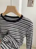 Camiseta de Manga Larga a Rayas con Bloques de Color y Cuello Redondo KEKEZOON Otoño Nueva Estilo Coreano Nuevo Estilo Delgada Capa Base 9311