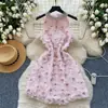 Vestido Elegante Estilo Coreano com um Toque Luxuoso para Mulheres, Apresentando Lantejoulas Pesadas e Detalhes Florais, Decote Halter sem Mangas, Vestido de Corte A que Marca a Cintura