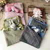 Nueva bolsa de almacenamiento estudiantil versátil a cuadros con temática de muñecas, bolsa de tela linda estilo coreano con relleno de algodón, bolso cruzado para mujer para llevar al hombro para teléfonos