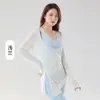 Top de yoga para mujer, diseñado para ser usado como capa exterior, con un efecto brumoso y transparente, un escote en U pronunciado, tela ligera y ligeramente transparente, favorecedor y adelgazante, con aberturas laterales