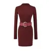 Vestido Corto Ajustado de Media Altura para Chica Atractiva con Cinturón, Femenino y Atractivo, Falda de Cadera Ceñida, Elegante Vestido Corto