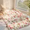 Venta al por mayor de toallas de mano suaves, absorbentes y versátiles, incluyendo paños cuadrados, pañuelos y paños cuadrados de forro polar de coral con pequeños patrones florales blancos, para exportación y ventas transfronterizas