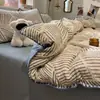 Ropa de cama 2026 nuevo modelo juego de cuatro piezas: sábana, funda de edredón, protector de colchón, juego de tres piezas para cama individual de dormitorio universitario